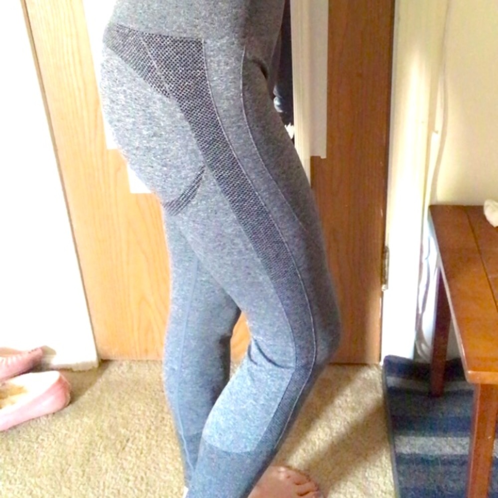 Grey fitted spandex leggings